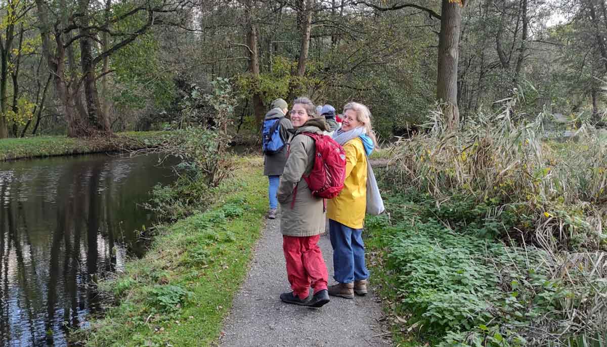 Petra und Kerstin mit der Gruppe beim Wandern am Wasser